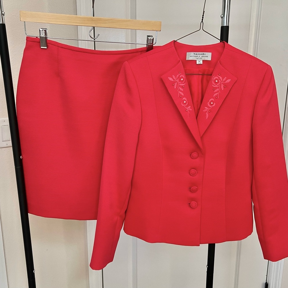 Tahari women’s suit size 6P